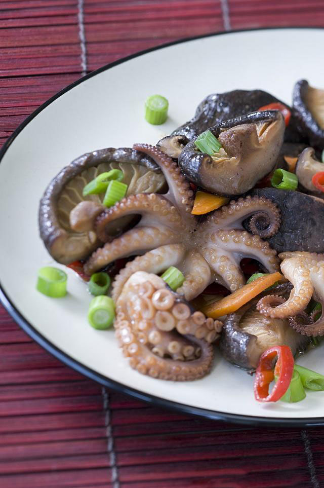 八爪魚(yú)哪個(gè)部位不能吃？網(wǎng)紅吃八爪魚(yú)為什么要爆頭？