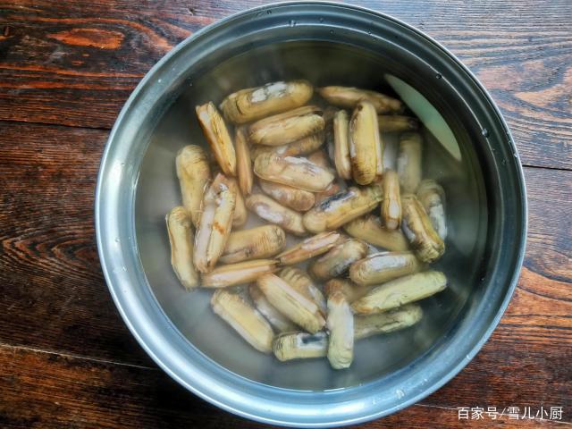 這個海鮮被稱作“小人仙”，肉質(zhì)肥美，用這個方法做，一盤不夠吃