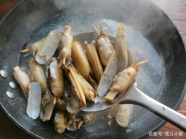 這個海鮮被稱作“小人仙”，肉質(zhì)肥美，用這個方法做，一盤不夠吃