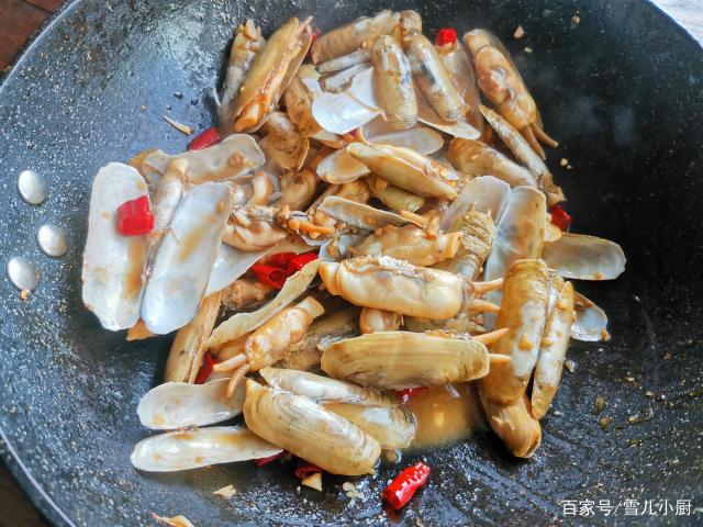 這個海鮮被稱作“小人仙”，肉質(zhì)肥美，用這個方法做，一盤不夠吃