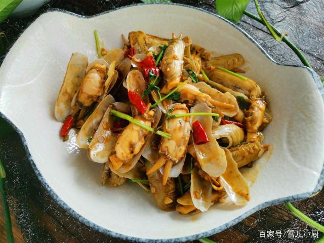 這個海鮮被稱作“小人仙”，肉質(zhì)肥美，用這個方法做，一盤不夠吃